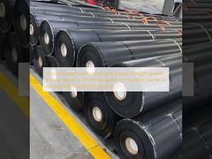 Gładka, wodoodporna membrana o wytrzymałości na rozciąganie większej lub równej 15 MPa, przeznaczona do izolacji przeciwwilgociowej w projektach dachowych i fundamentowych.