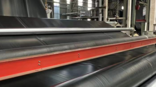 czarna geomembrana HDPE