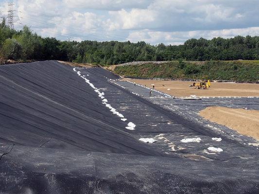 Szerokość od 1 do 12 metrów Geomembrana zapewniająca wydłużenie przy zerwaniu co najmniej 700% nadaje się do obudowy zbiornika i systemów kontroli erozji