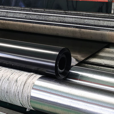 Szerokość od 1 do 12 metrów Geomembrana zapewniająca wydłużenie przy zerwaniu co najmniej 700% nadaje się do obudowy zbiornika i systemów kontroli erozji