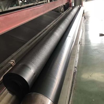Zawartość czarnego węgla 2,0-3,0% Wytrzymałość na rozdarcie ≥25KN/m Wydłużenie przy zerwaniu ≥700% HDPE Geomembrane Liner dla przemysłu górniczego