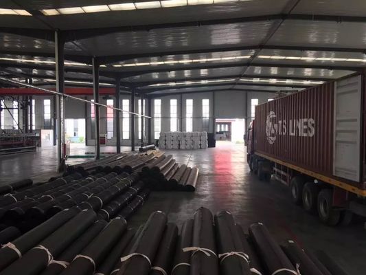 Gładkie powierzchnie białych stawów hodowlanych krewetek skupione na zrównoważonych praktykach hodowli krewetek i ochronie środowiska