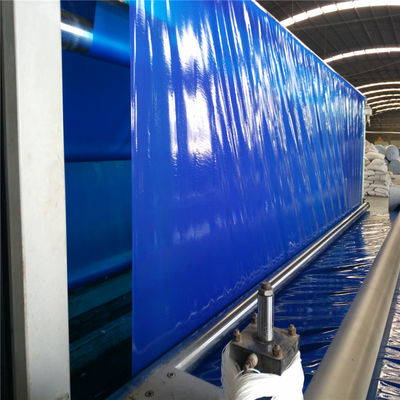 Gładkie powierzchnie białych stawów hodowlanych krewetek skupione na zrównoważonych praktykach hodowli krewetek i ochronie środowiska