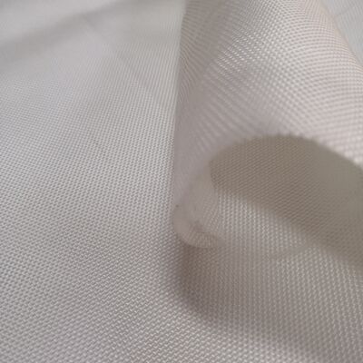 100-100kn Wytrzymałość na rozciąganie Geotekstil idealnie nadaje się do systemów kanalizacyjnych i wzmocnienia podłoża o długości od 50m do 100m