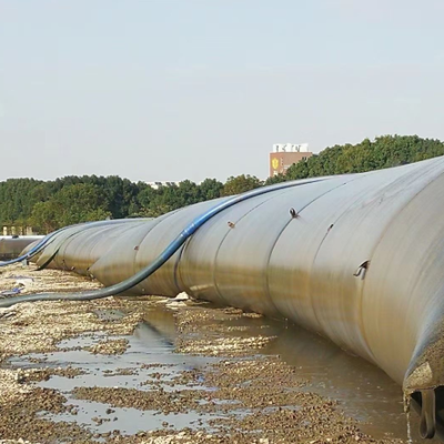 Rury odwadniające wypełnione piaskiem do ochrony przed erozją plaż przybrzeżnych i ochrony linii brzegowej