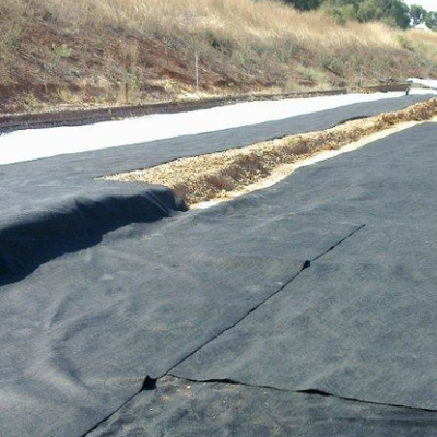 Czarna tkanina geotekstylowa z tkanin niewłókiennych, zabezpieczająca od chwastów, przeznaczona do ogrodów i ogrodów