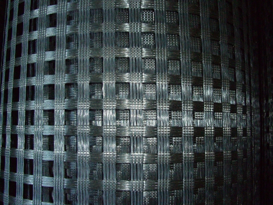 Biaxial warp geogrid rolka z włókna szklanych Długość 50m-100m Wielkość siatki 25mm x 25mm Do oddzielenia gleby i wzmocnienia