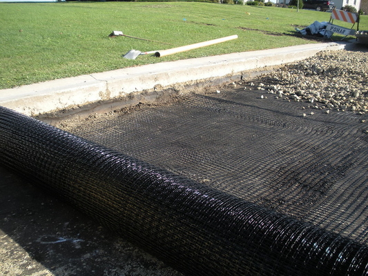 Geogrid pokryty polimerem z włókien szklanych do zastosowań biaksjalnego warp w rolkach o długości 50-100 m