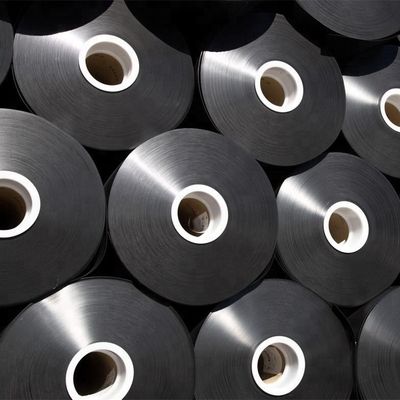 Membrana geomembranowa HDPE o długości 50 do 100 m, oferująca wytrzymałość na rozciąganie powyżej 15 MPa i zawartość sadzy technicznej w zakresie od 2,0 do 3,0 procent.