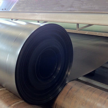 Membrana geomembranowa HDPE o długości 50 do 100 m, oferująca wytrzymałość na rozciąganie powyżej 15 MPa i zawartość sadzy technicznej w zakresie od 2,0 do 3,0 procent.