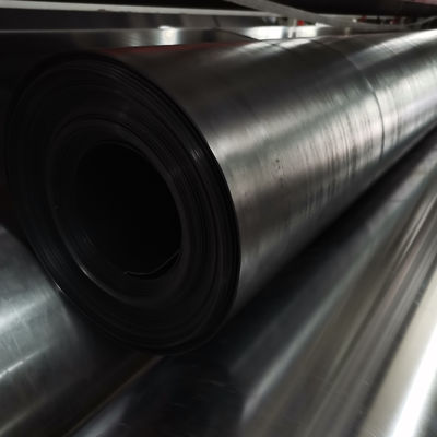 Odporność na przebicie 20N Wykładzina geomembranowa HDPE Oferująca wydłużenie przy zerwaniu 700 procent i wytrzymałość na rozdarcie 25KN na metr